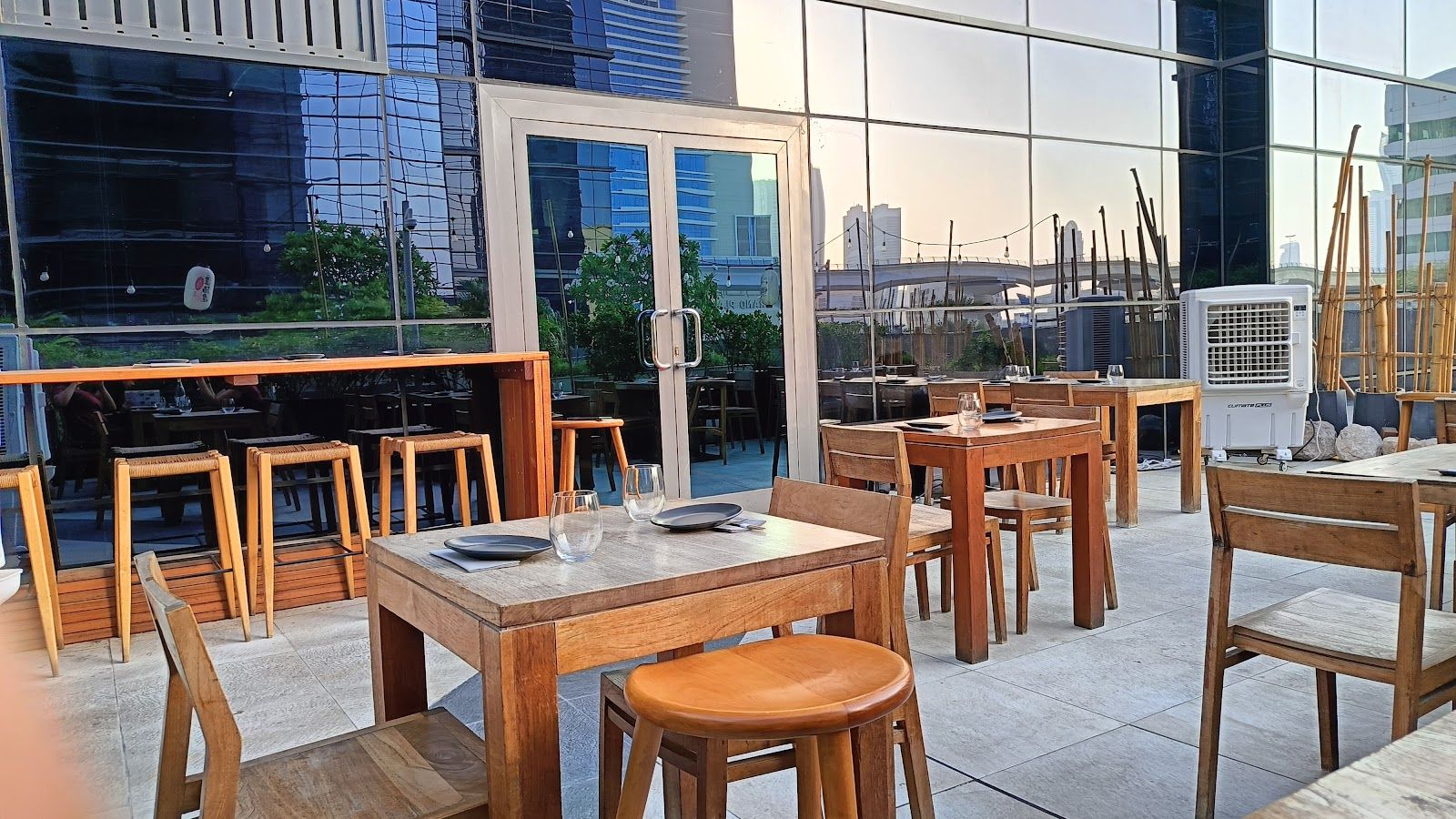 Kinoya Dubai — intimate ramen counter with ambient Japanese bar lighting